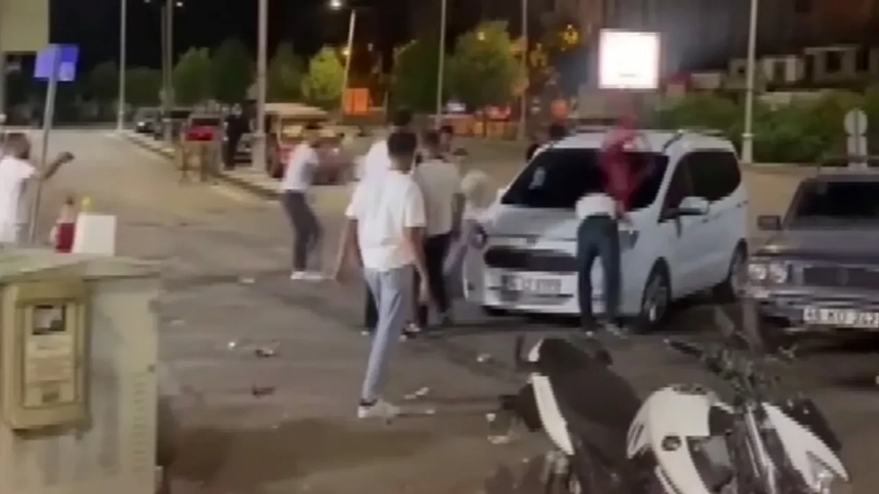 Taşla saldırdıkları aracı perte çıkardılar! Korkunç anlar kamerada 