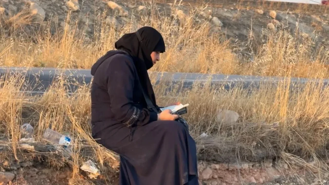 Ters dönen araçtan yara almadan kurtuldu! Yol kenarına oturup Kur'an-ı Kerim okudu