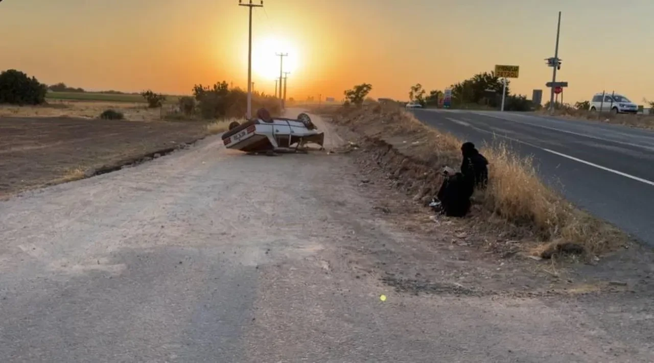 Ters dönen araçtan yara almadan kurtuldu! Yol kenarına oturup Kur'an-ı Kerim okudu