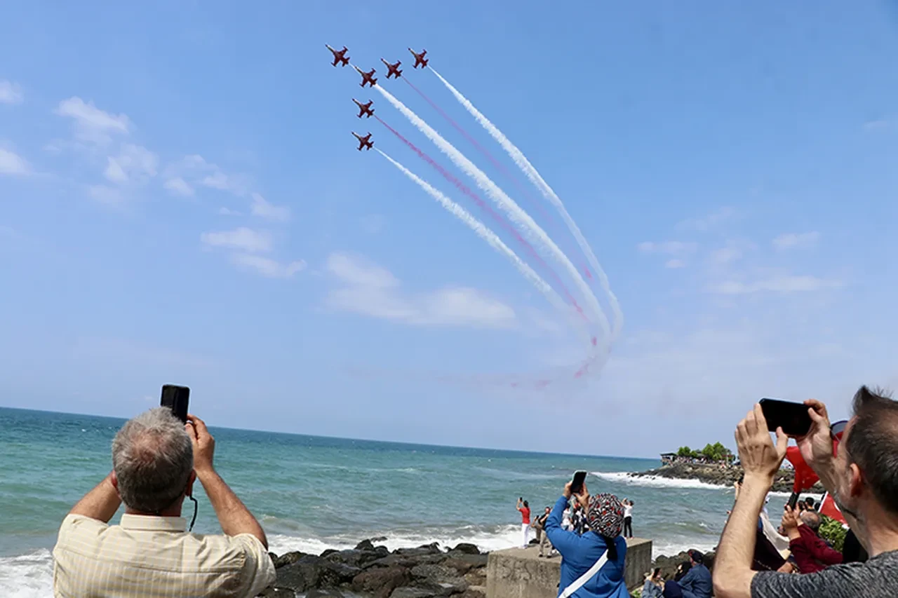 Trabzon uçak gösterisi saat kaçta, nerede? Türk Yıldızları gösteri uçuşu gerçekleştirecek