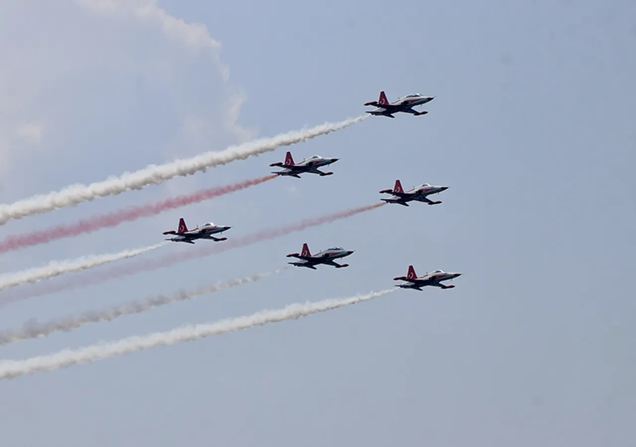 Trabzon uçak gösterisi saat kaçta, nerede? Türk Yıldızları gösteri uçuşu gerçekleştirecek