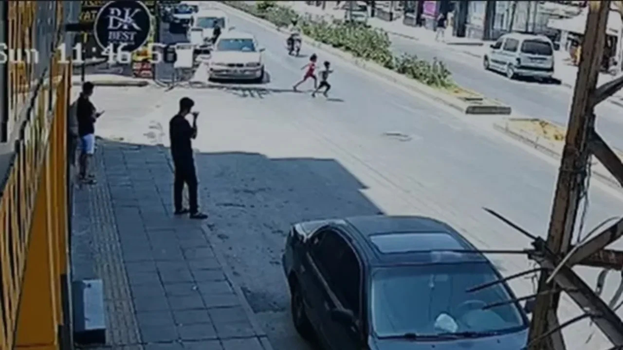 Annenin feryatları mahalleyi inletti! 2 çocuğuna motosiklet çarptı 