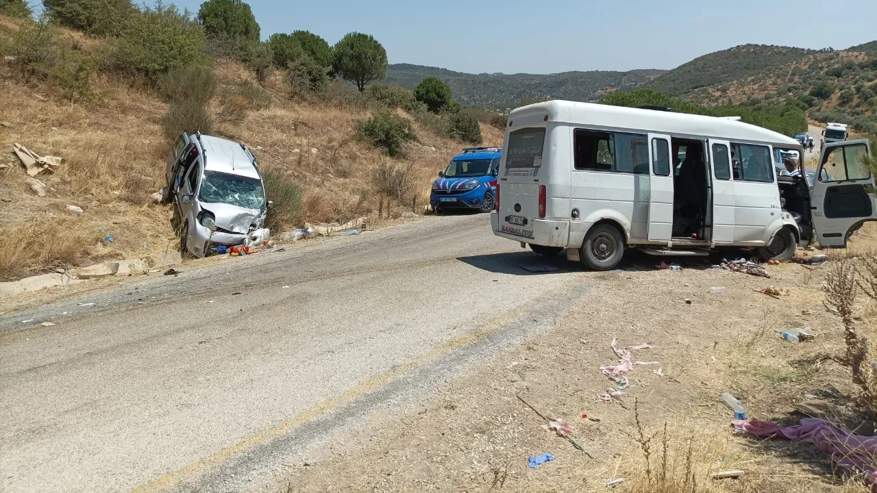 Aydın'da feci kaza! İşçileri taşıyan minibüs ticari araçla çarpıştı: Yaralılar var