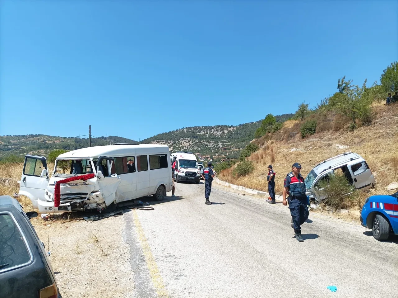 Aydın'da feci kaza! İşçileri taşıyan minibüs ticari araçla çarpıştı: Yaralılar var