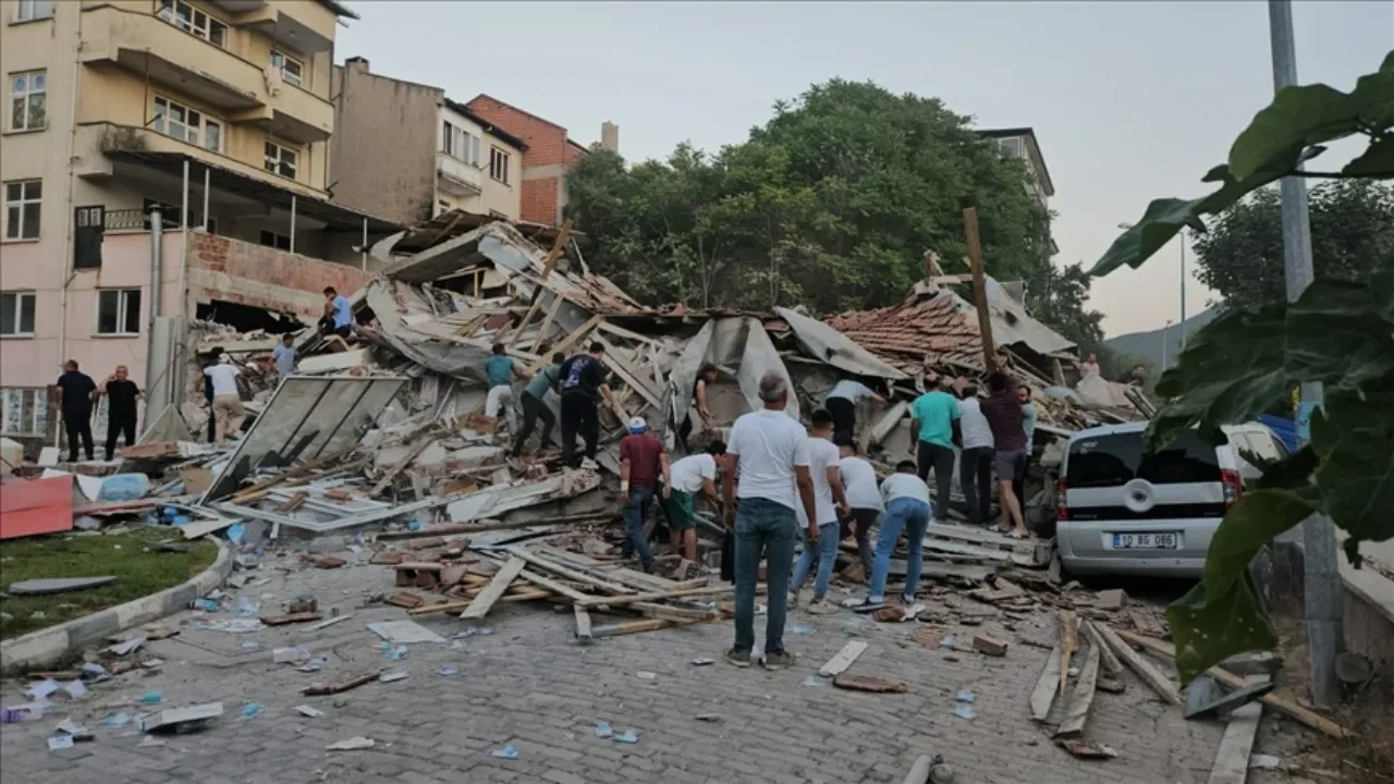 Balıkesir deprem ölen var mı, kim? Ünlü oyuncunun amcası hayatını kaybetti