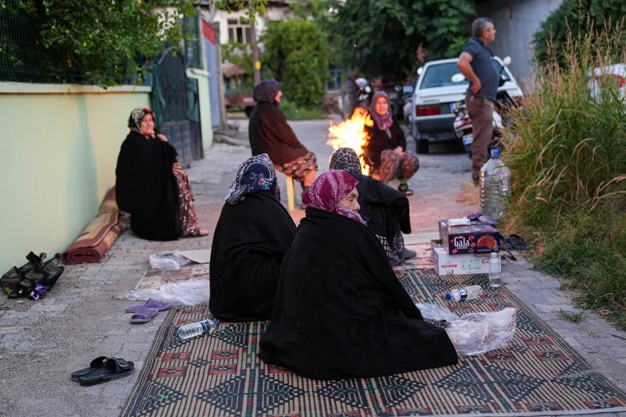 Balıkesir depremi sonrası vatandaşlar geceyi sokakta geçirdi! Kimse evine adım atamadı 