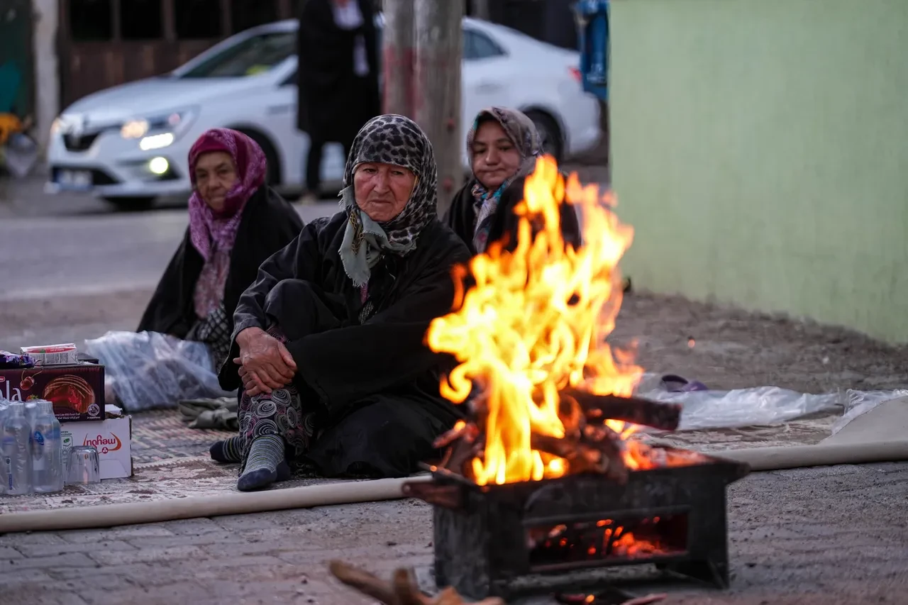 Balıkesir depremi sonrası vatandaşlar geceyi sokakta geçirdi! Kimse evine adım atamadı 
