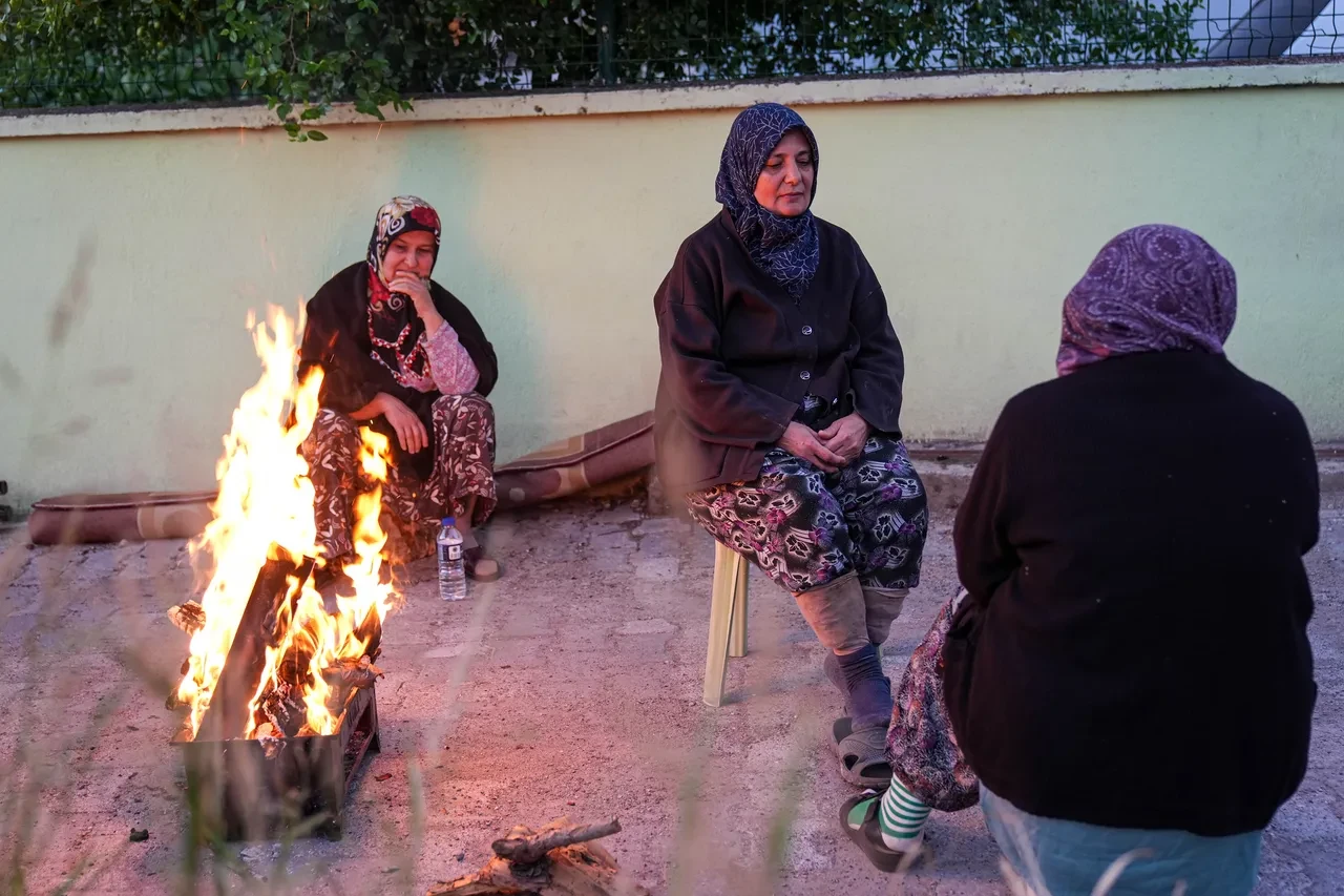 Balıkesir depremi sonrası vatandaşlar geceyi sokakta geçirdi! Kimse evine adım atamadı 