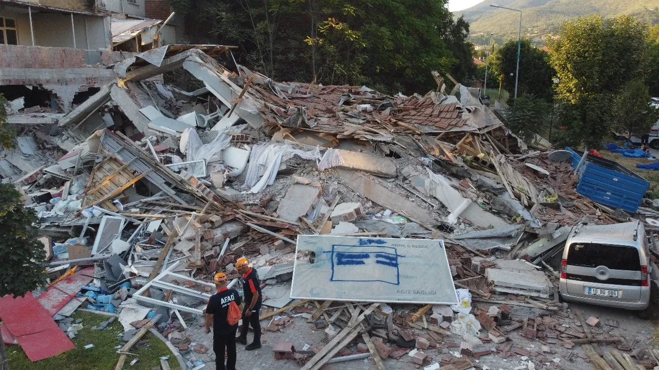 Balıkesir’de yıkılan binayla ilgili 2 kişi gözaltına alındı