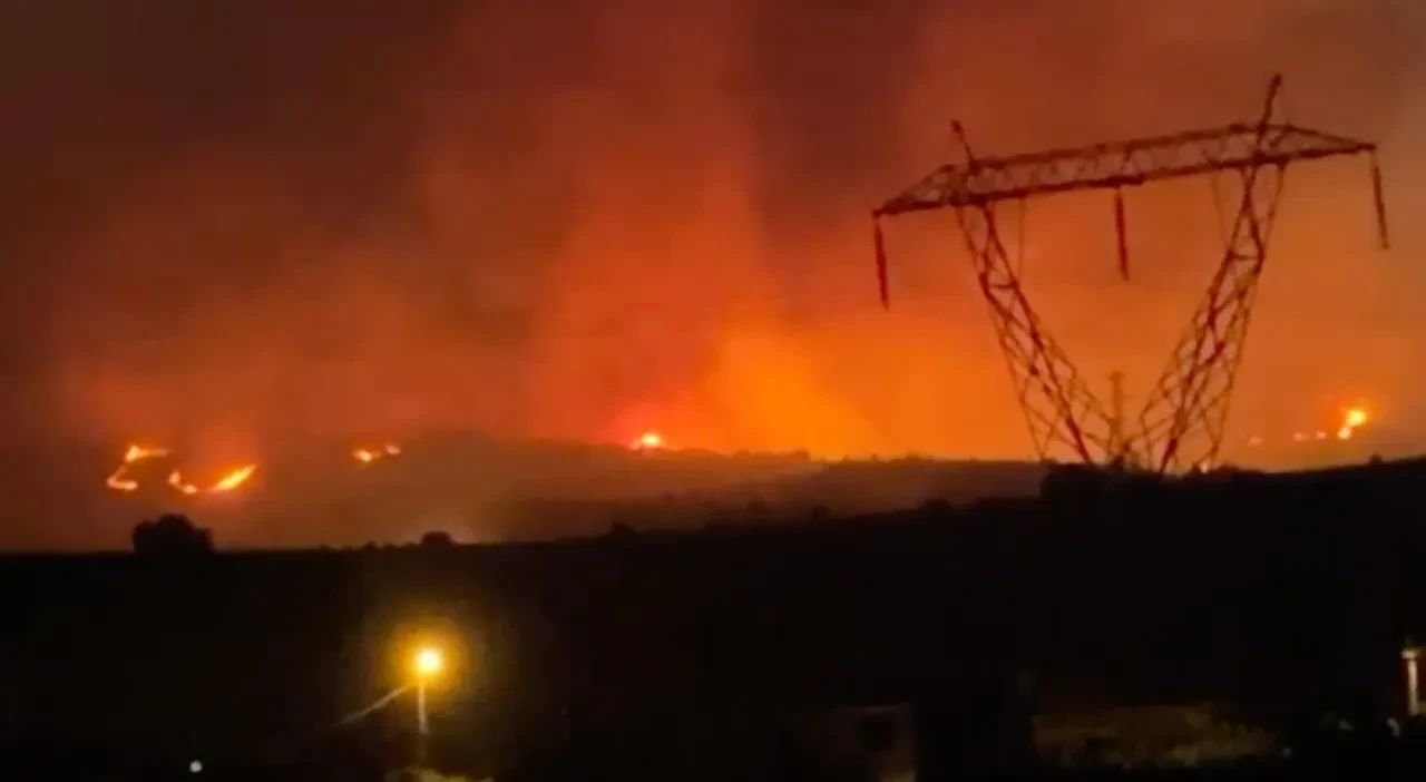 Çanakkale'de orman yangını! Tahliyeler başladı, uçuşlar durdu: Trafiğe çıkmayın 