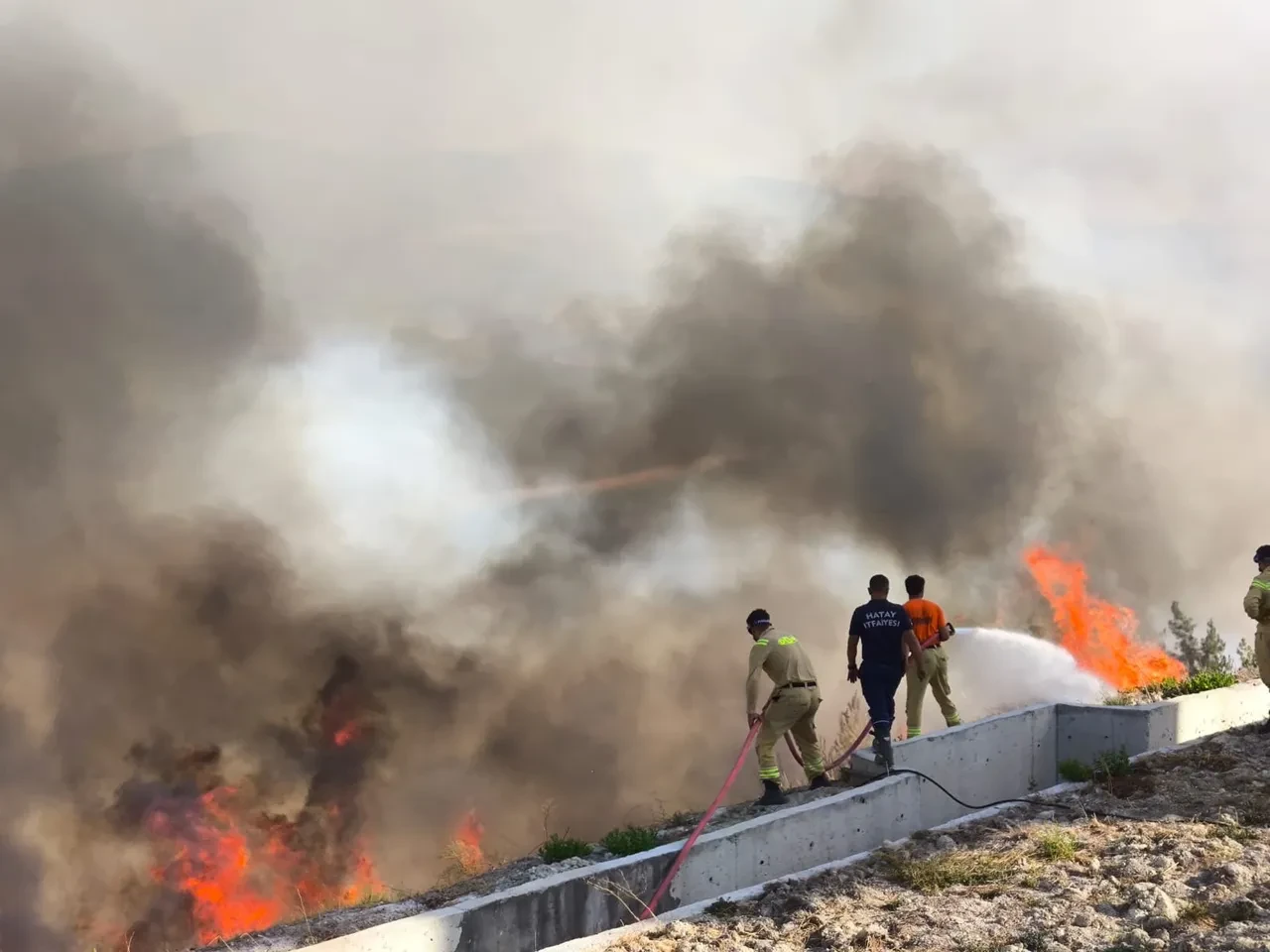 Çanakkale'de orman yangını! Tahliyeler başladı, uçuşlar durdu: Trafiğe çıkmayın 
