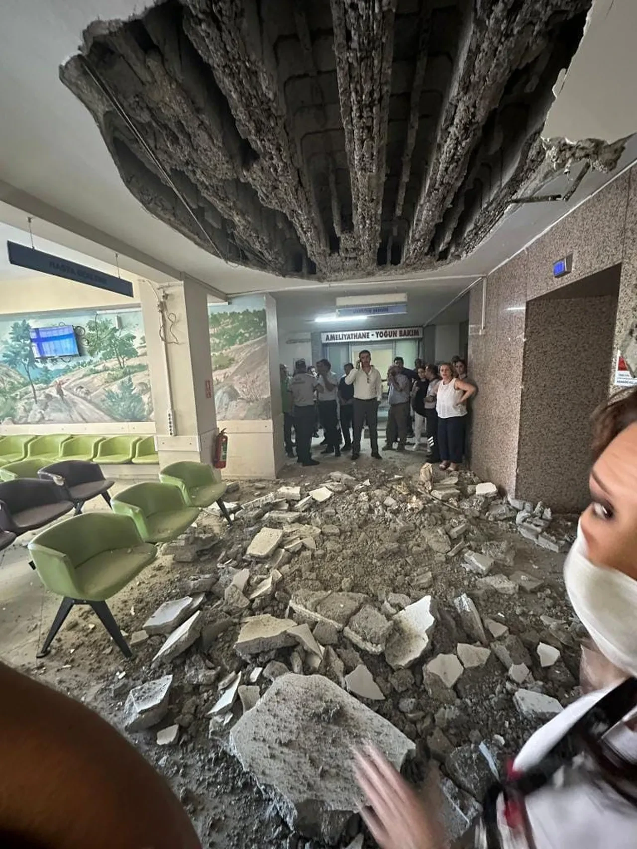 Denizli Devlet Hastanesi'nde tavan çöktü! 2 kişi yaralandı