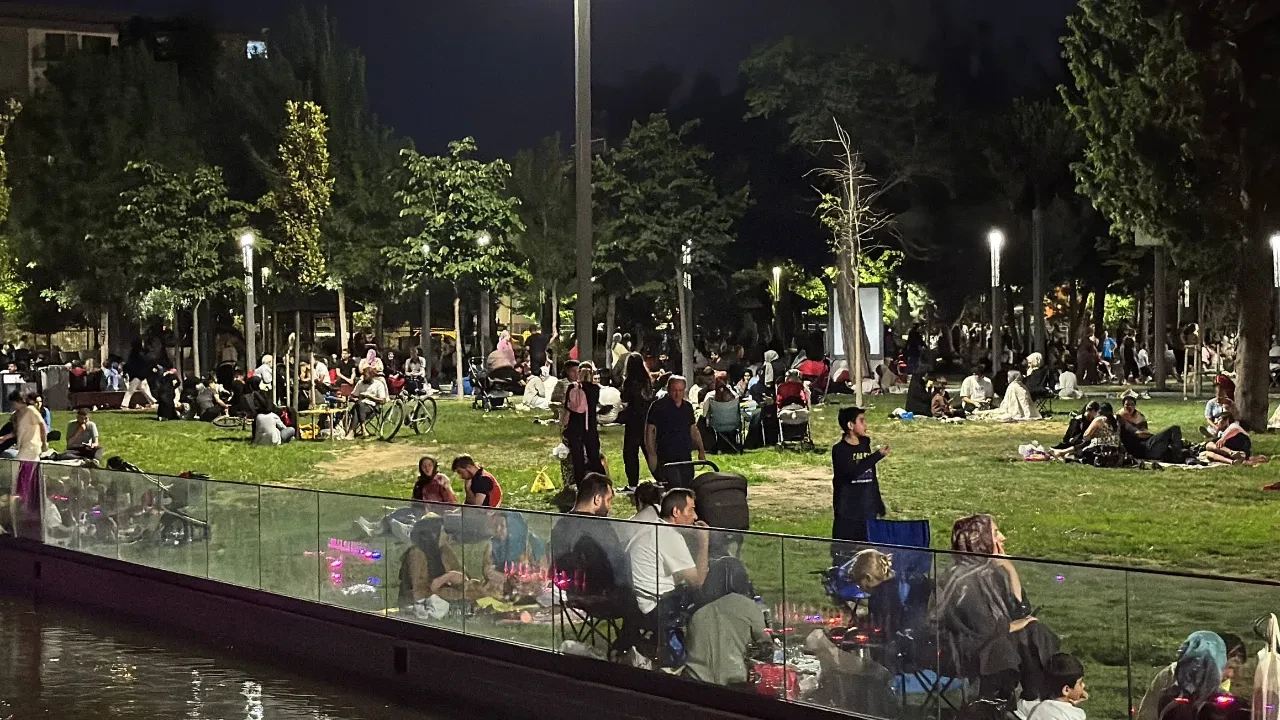 Deprem korkusu sonrası parklara akın! İstanbul dahil çok şehirde vatandaşlar eve giremiyor