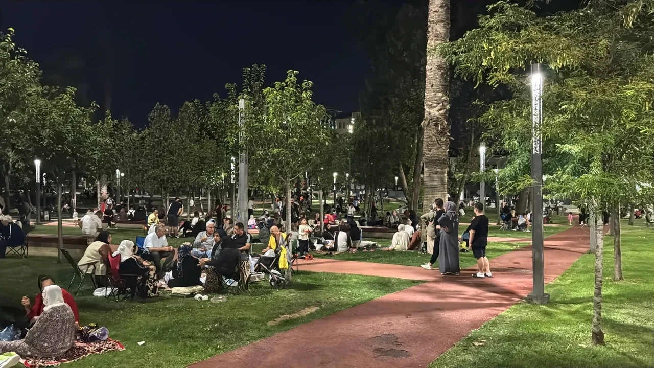 Deprem korkusu sonrası parklara akın! İstanbul dahil çok şehirde vatandaşlar eve giremiyor
