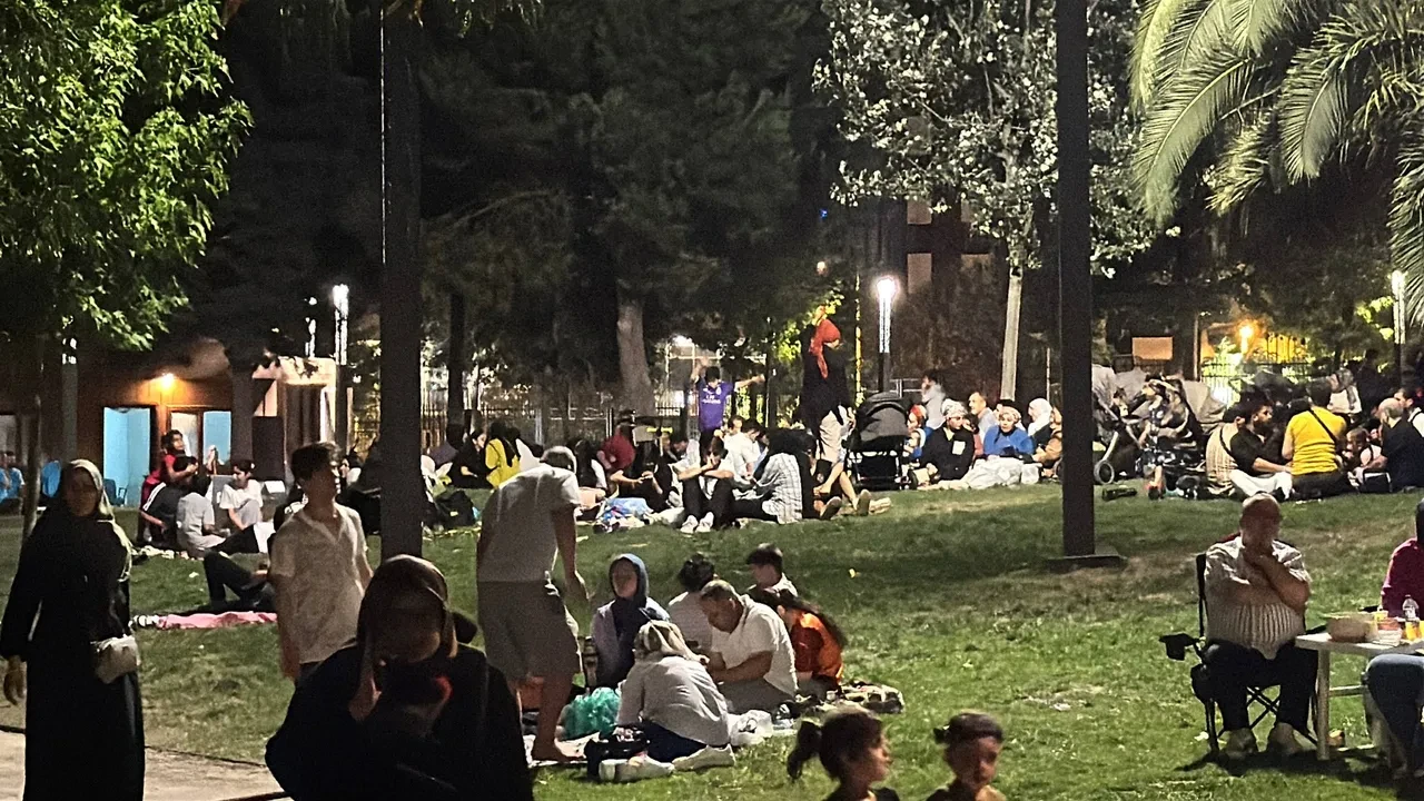 Deprem korkusu sonrası parklara akın! İstanbul dahil çok şehirde vatandaşlar eve giremiyor