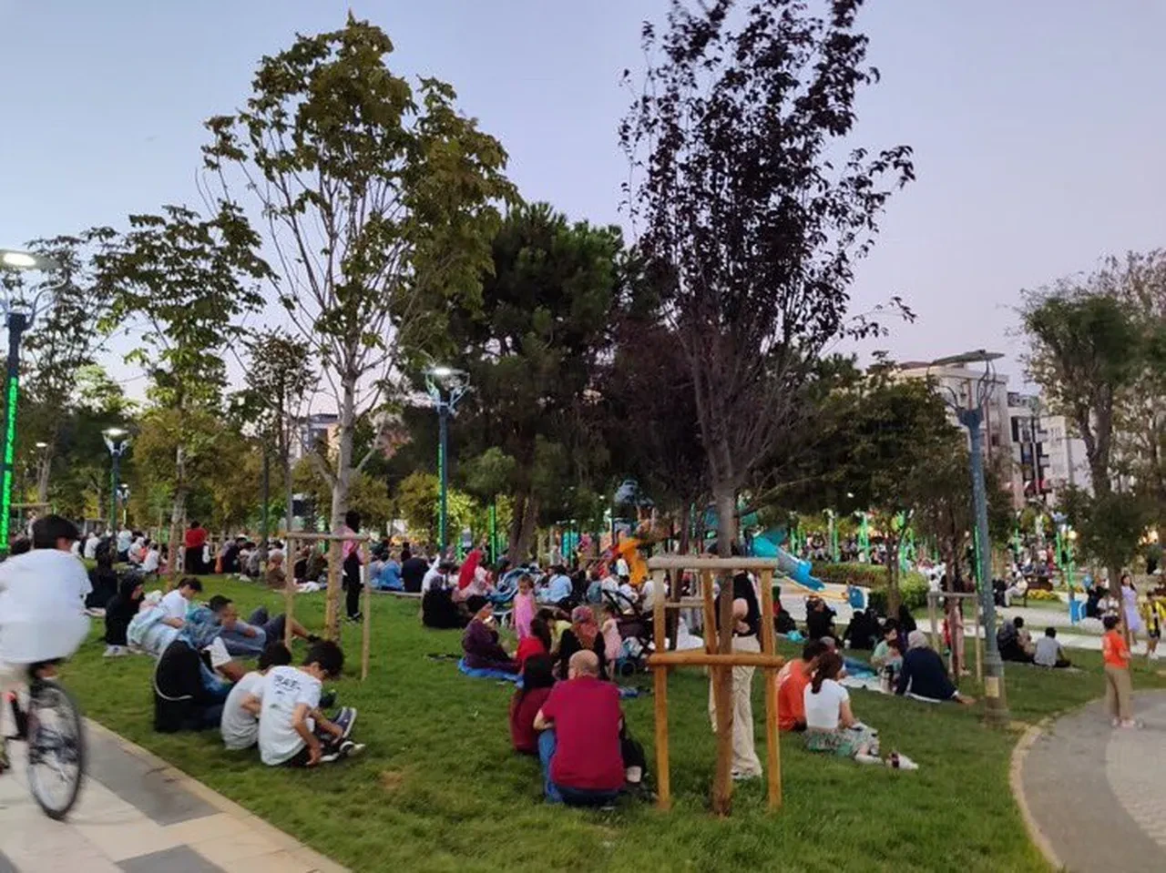 Deprem korkusu sonrası parklara akın! İstanbul dahil çok şehirde vatandaşlar eve giremiyor