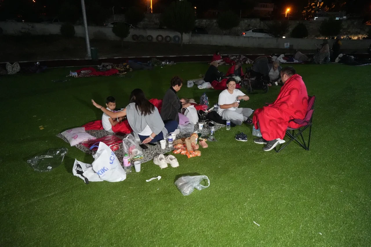 Deprem korkusu sonrası parklara akın! İstanbul dahil çok şehirde vatandaşlar eve giremiyor