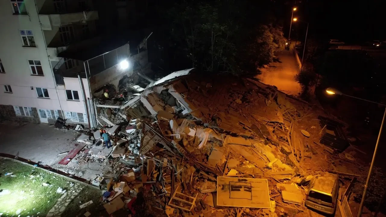 Depremde 1 kişinin hayatını kaybettiği binada yıkımın boyutu havadan görüldü