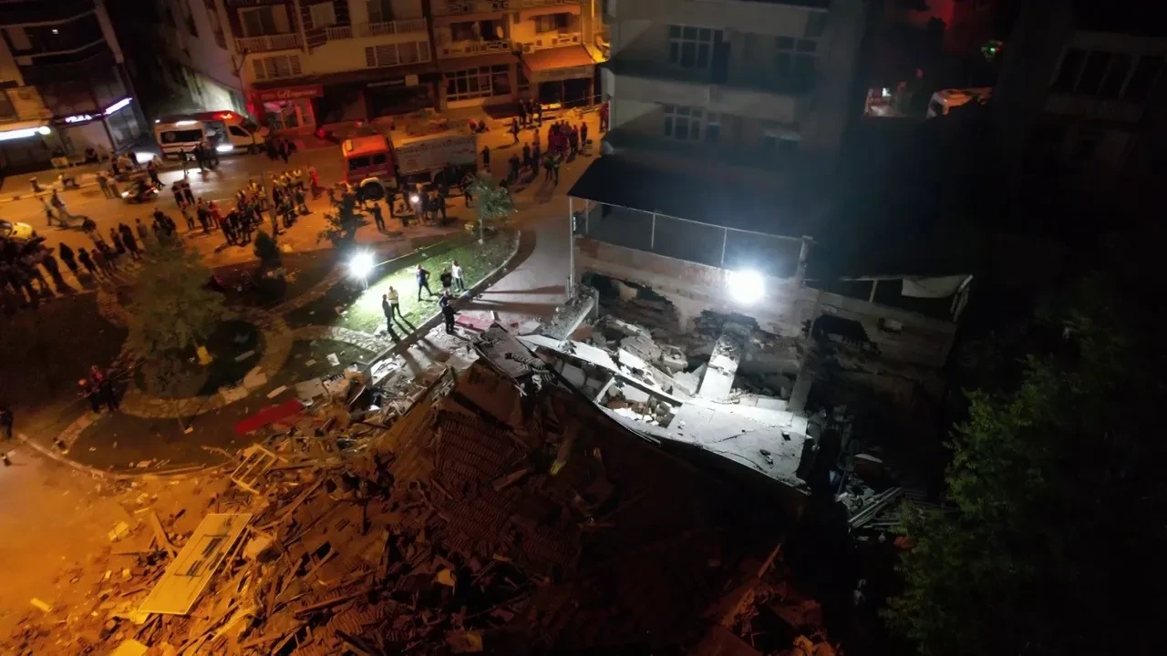Depremde 1 kişinin hayatını kaybettiği binada yıkımın boyutu havadan görüldü