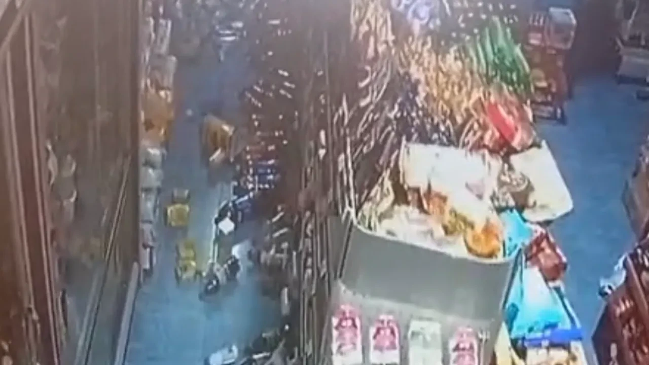 Depremde market 3 saniyede savaş alanına döndü