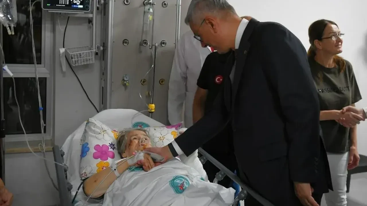 Depremde yaralananlara Bakan Memişoğlu