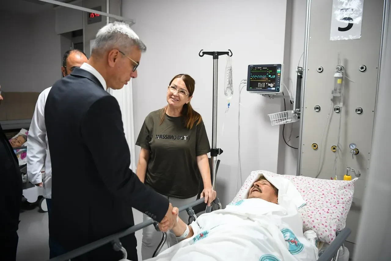 Depremde yaralananlara Bakan Memişoğlu'ndan ziyaret