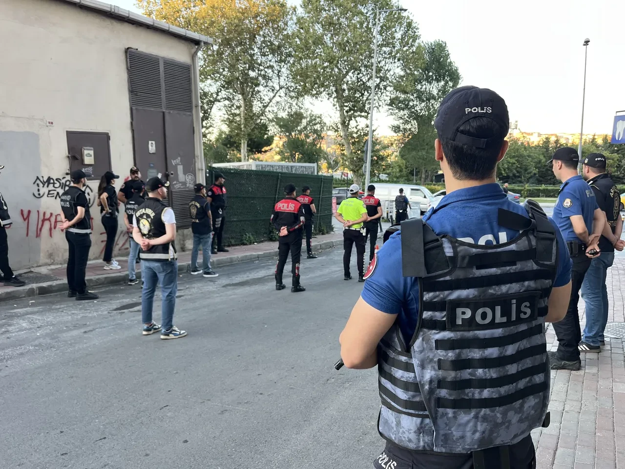 Fatih'te 'dar alan' uygulaması: İstanbul Emniyet Müdürü de sahada