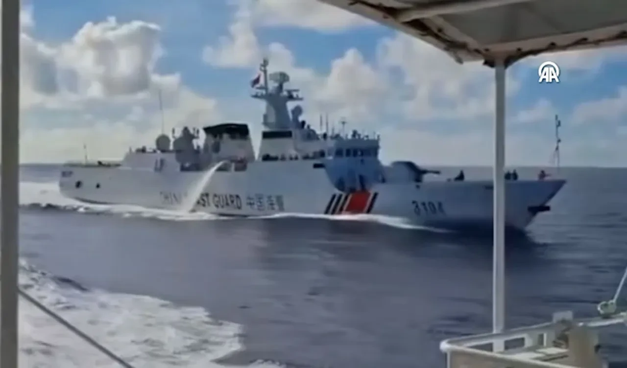 Filipinler'e ait gemi ortalığı karıştırdı, Çin gemileri çarpıştı