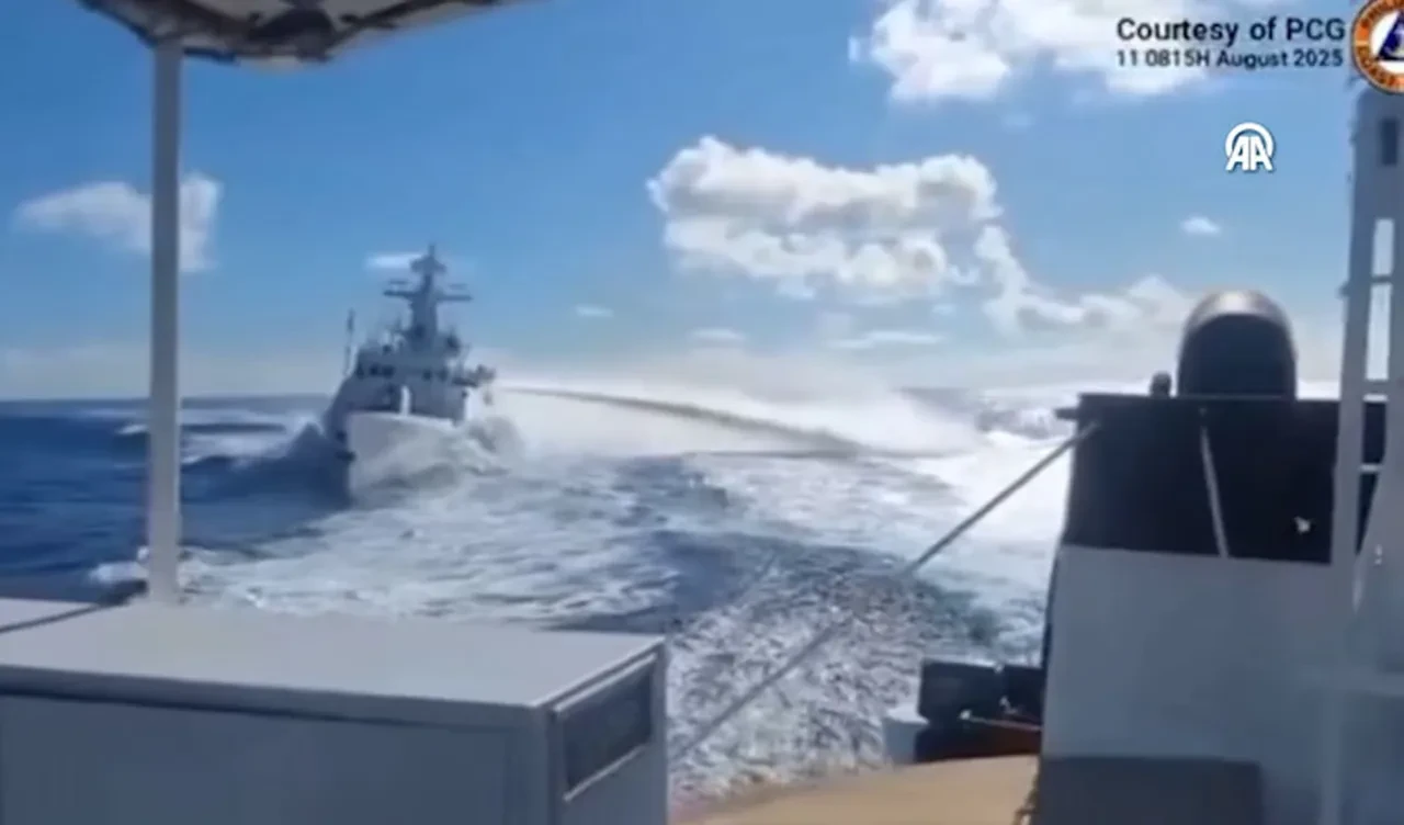 Filipinler'e ait gemi ortalığı karıştırdı, Çin gemileri çarpıştı
