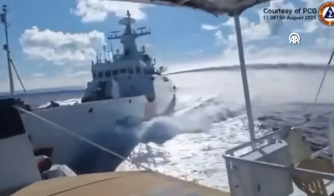 Filipinler'e ait gemi ortalığı karıştırdı, Çin gemileri çarpıştı