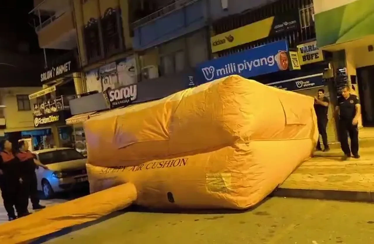 Hatay'da hareketli dakikalar! Çatıya çıkan genç yürekleri ağza getirdi