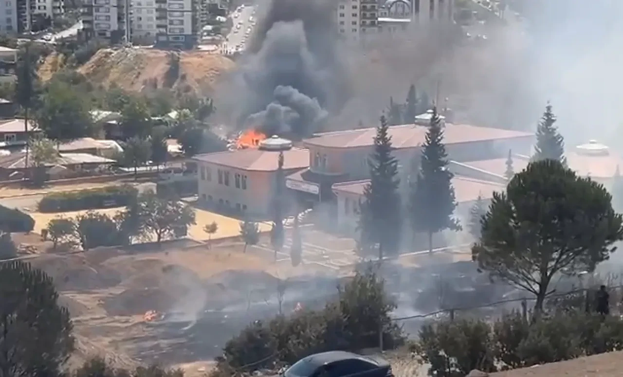 Kahramanmaraş yangın son dakika söndürüldü mü? Lojman inşaatında yangın çıktı
