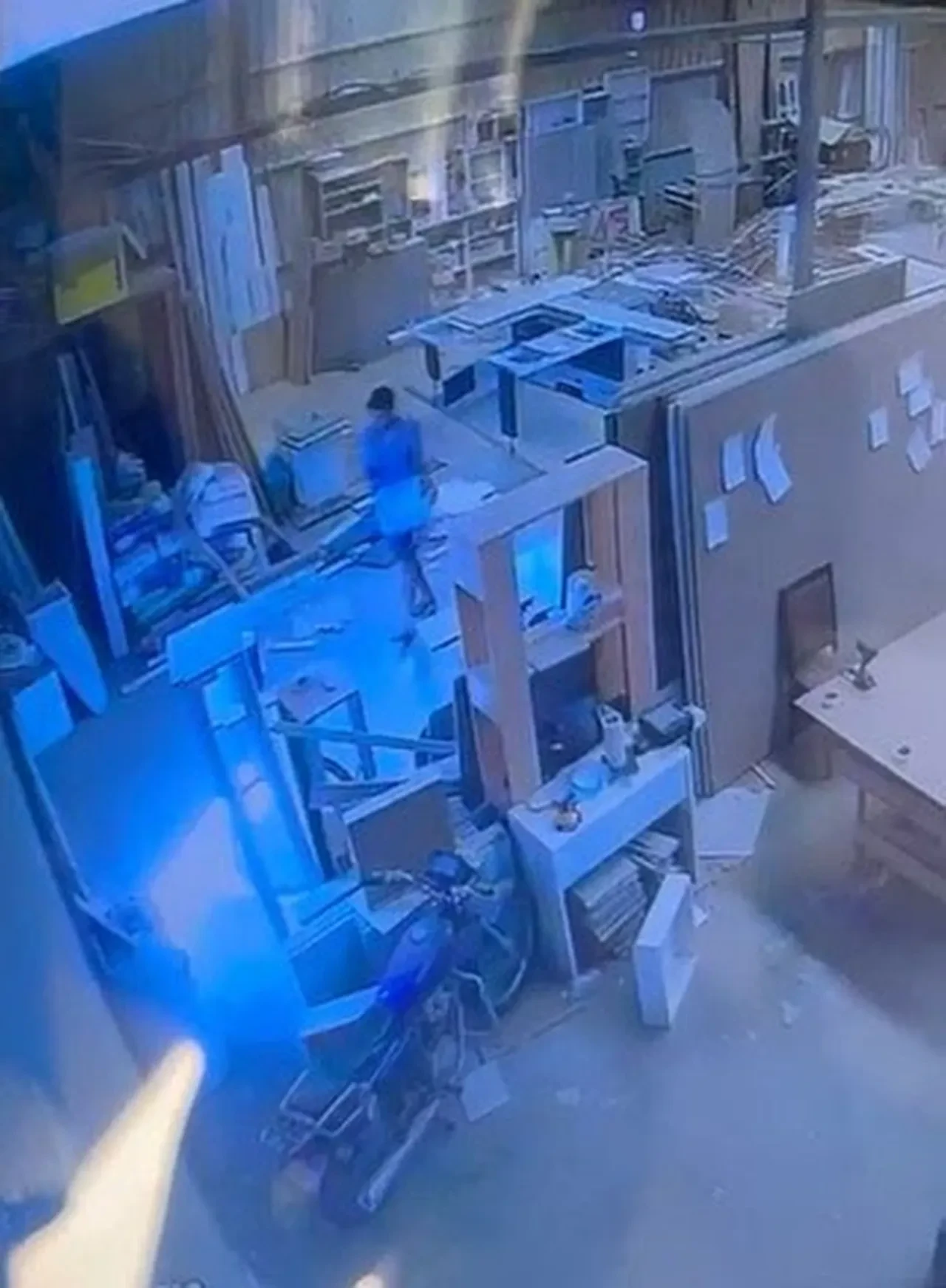 Mobilya atölyesi küle dönmüştü! Kundaklama anı kamerada