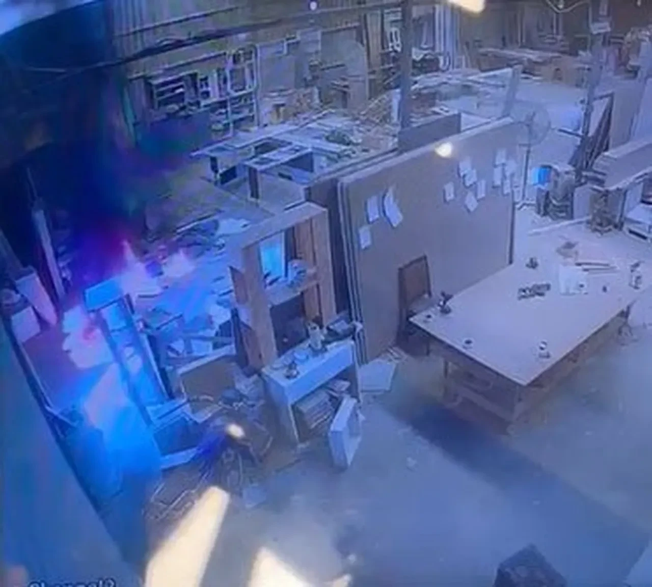 Mobilya atölyesi küle dönmüştü! Kundaklama anı kamerada