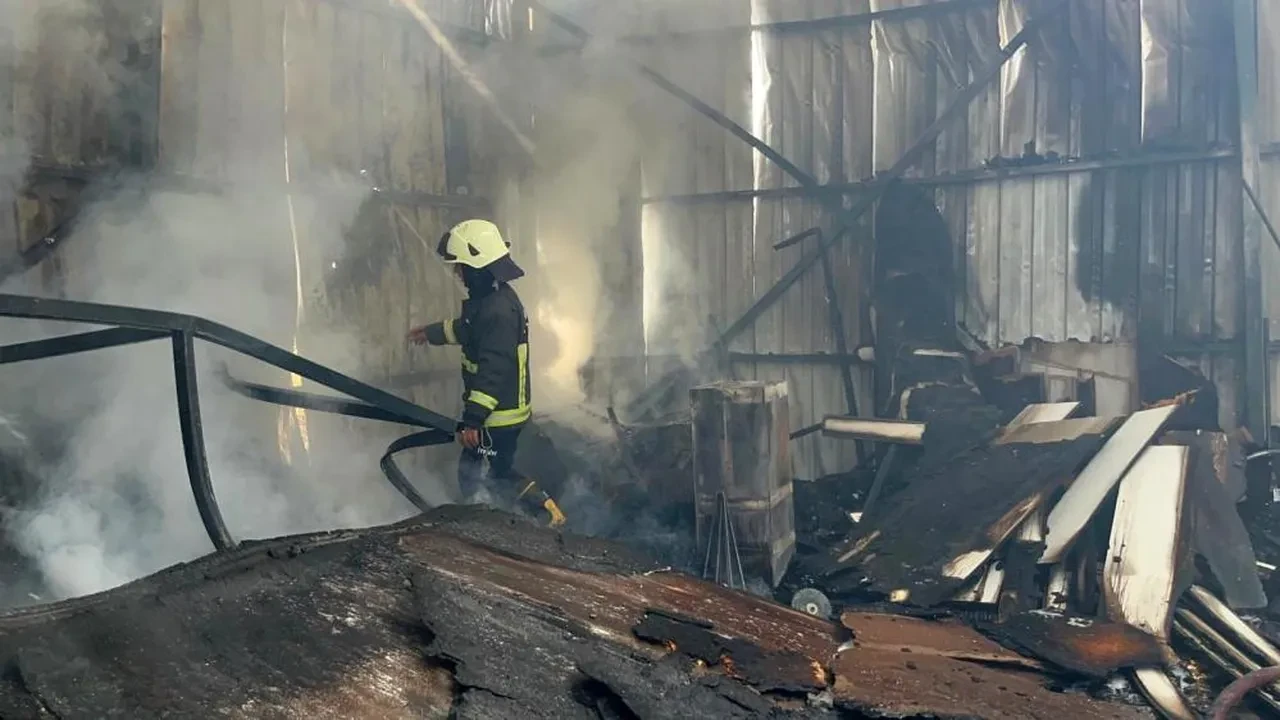 Mobilya atölyesi küle dönmüştü! Kundaklama anı kamerada