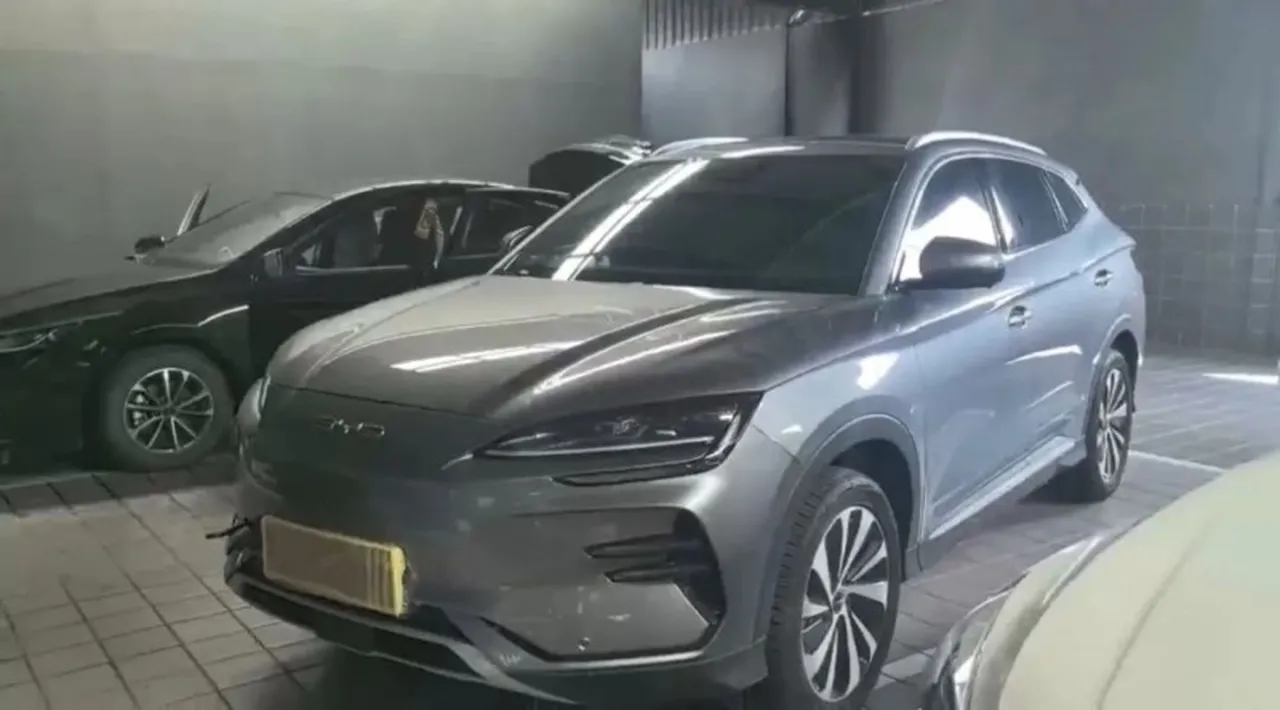 Üç kez yıldırım çarpan elektrikli otomobil sapasağlam kaldı