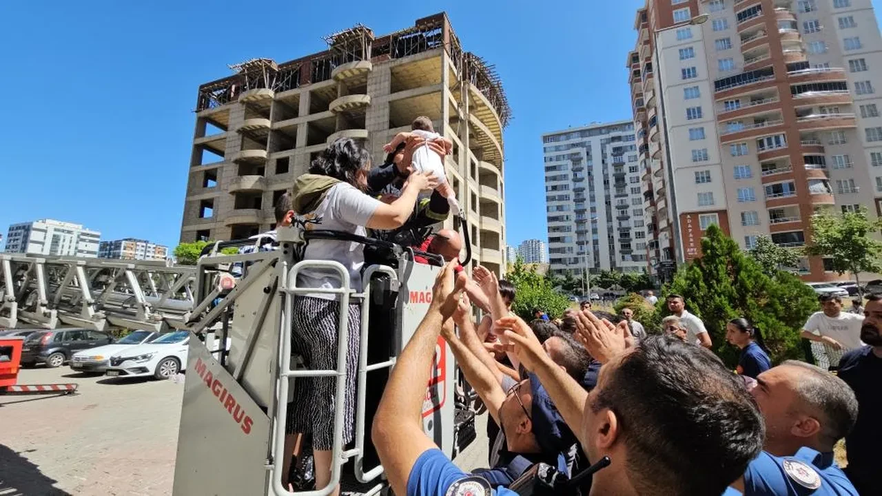 Yangında can pazarı! Çocuklarına kavuşan aileler gözyaşlarına boğuldu