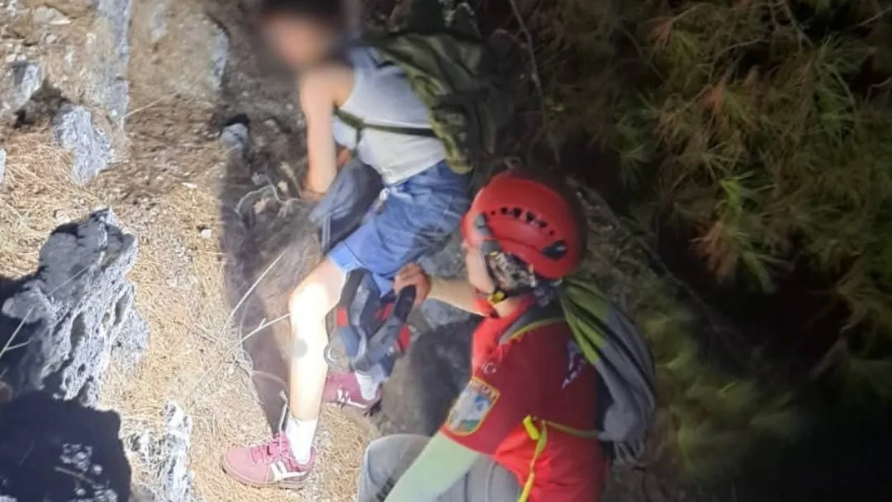 Yer: Alanya Kalesi! Üniversiteli 3 genç fotoğraf çekmek isterken mahsur kaldı!