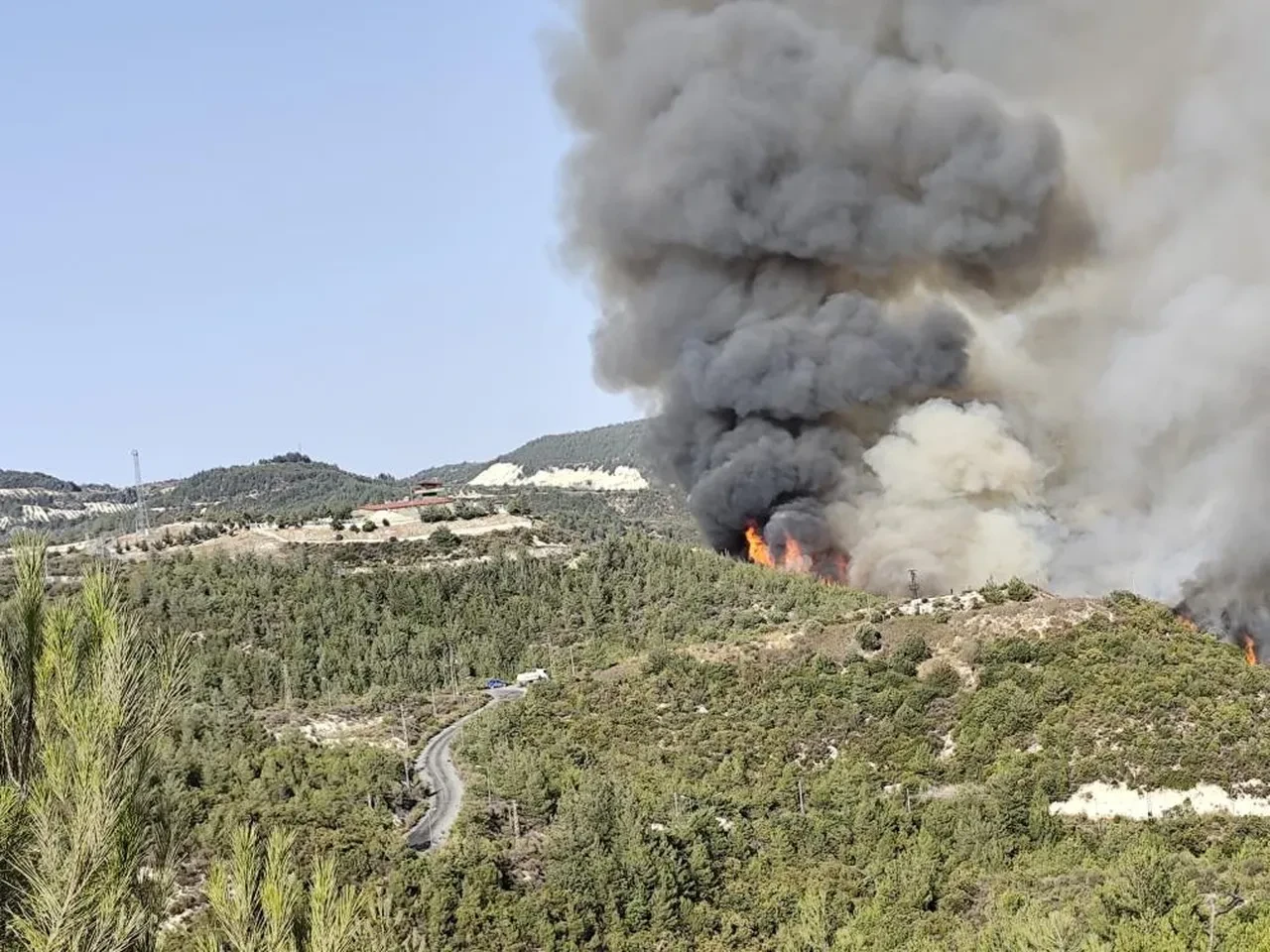 Alevlerle mücadelenin gizli kahramanları! Avuçlarına doldurdukları toprakla yangını söndürmeye çalıştılar