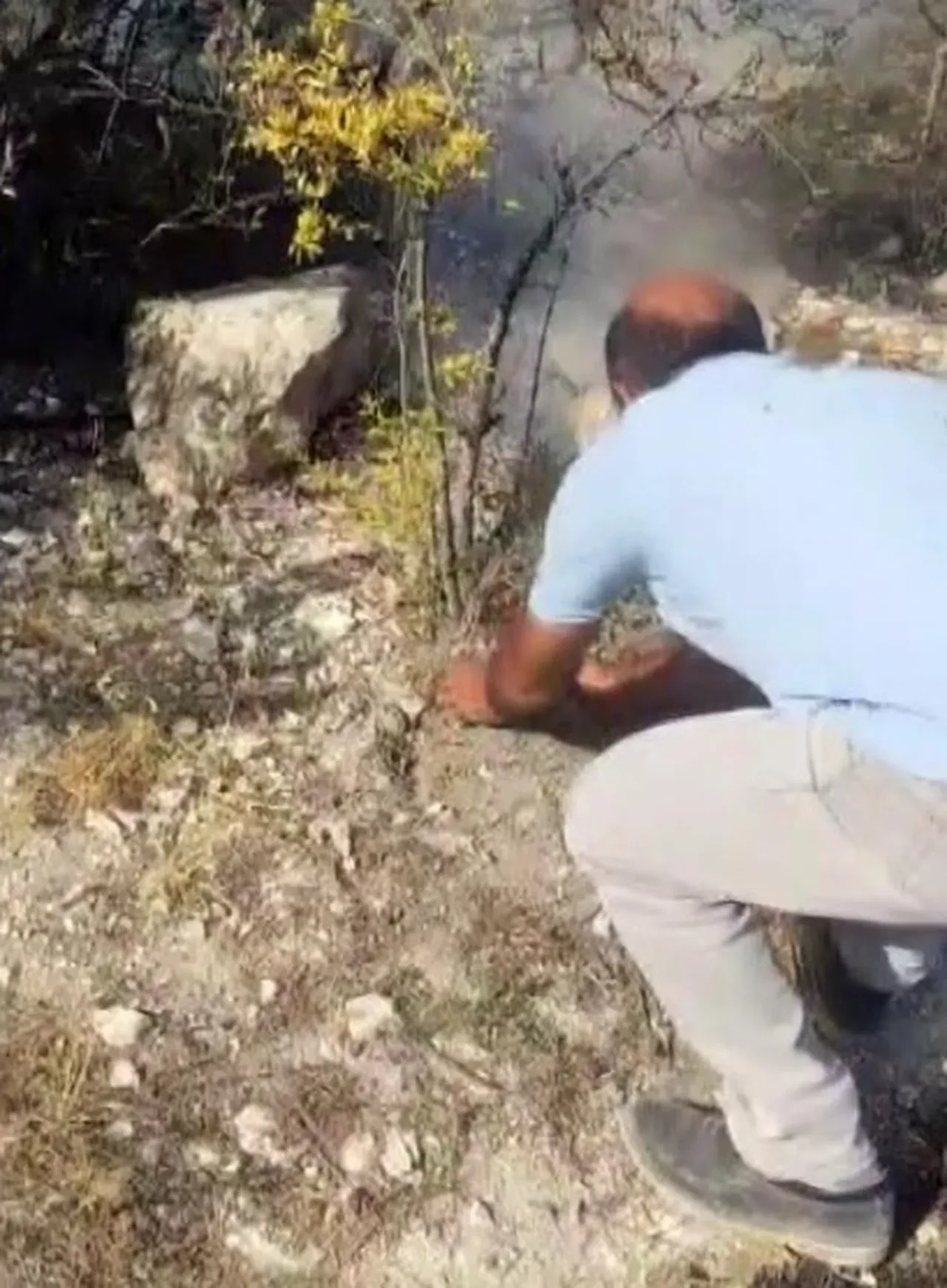 Alevlerle mücadelenin gizli kahramanları! Avuçlarına doldurdukları toprakla yangını söndürmeye çalıştılar