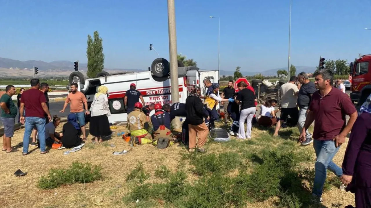 Ambulans ile otomobil çarpıştı: Ölü ve yaralılar var