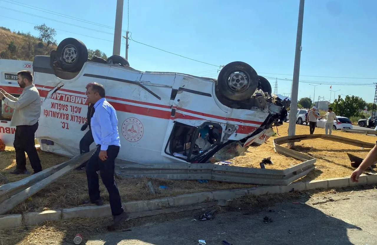 Ambulans ile otomobil çarpıştı: Ölü ve yaralılar var