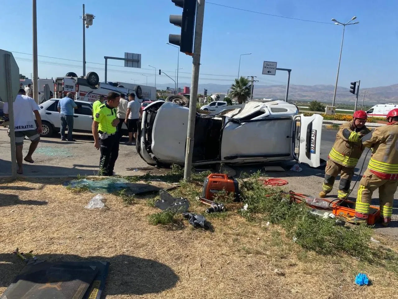 Ambulans ile otomobil çarpıştı: Ölü ve yaralılar var