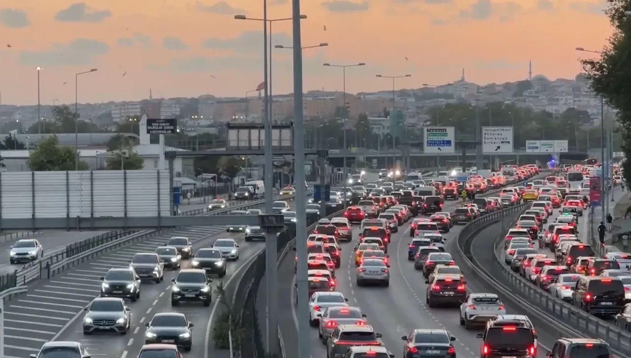 Avrasya Tüneli'nde trafik çilesi: İSKİ çalışması yolu tıkadı