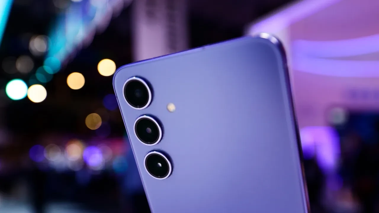 Ay'ın rengi mosmor oldu! Sebebi ise Samsung