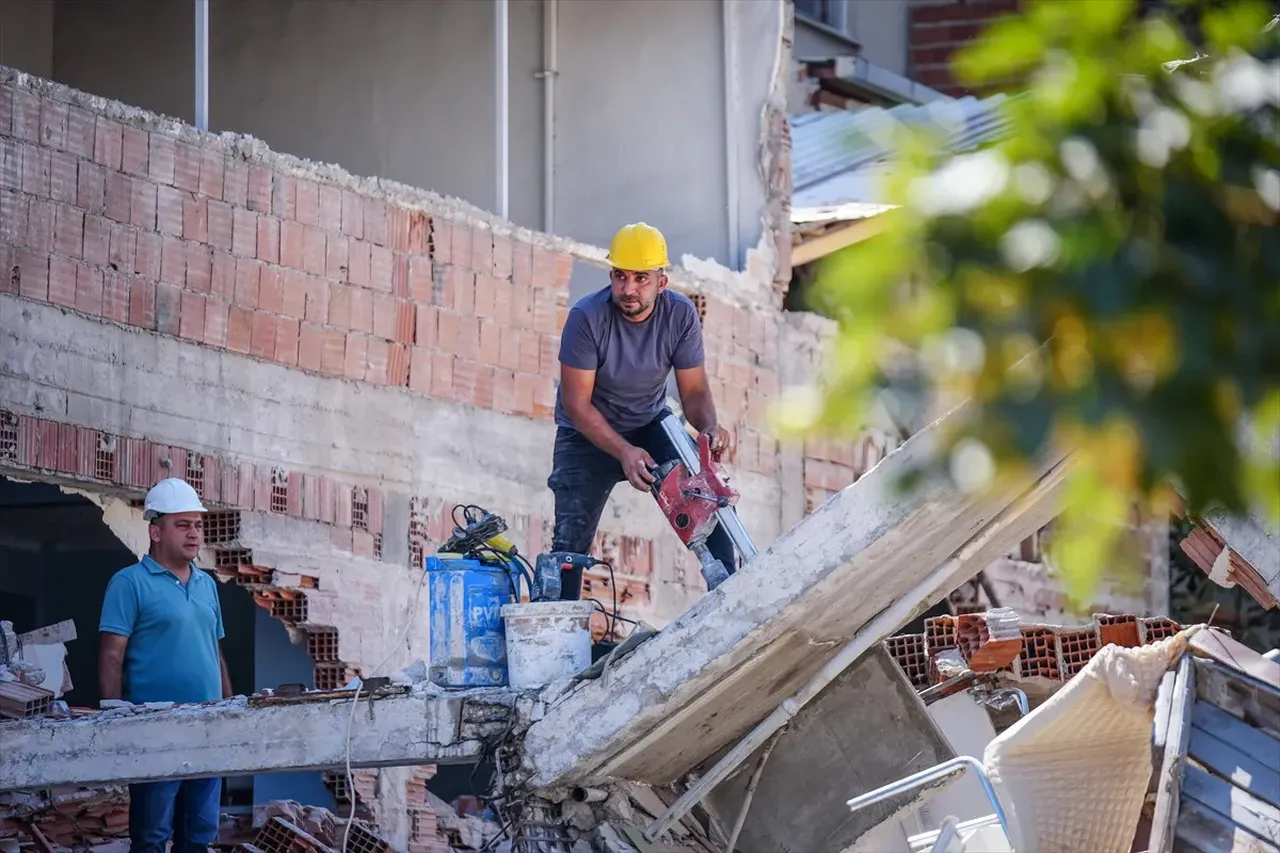 Bakan Kurum Balıkesir depreminin bilançosunu açıkladı
