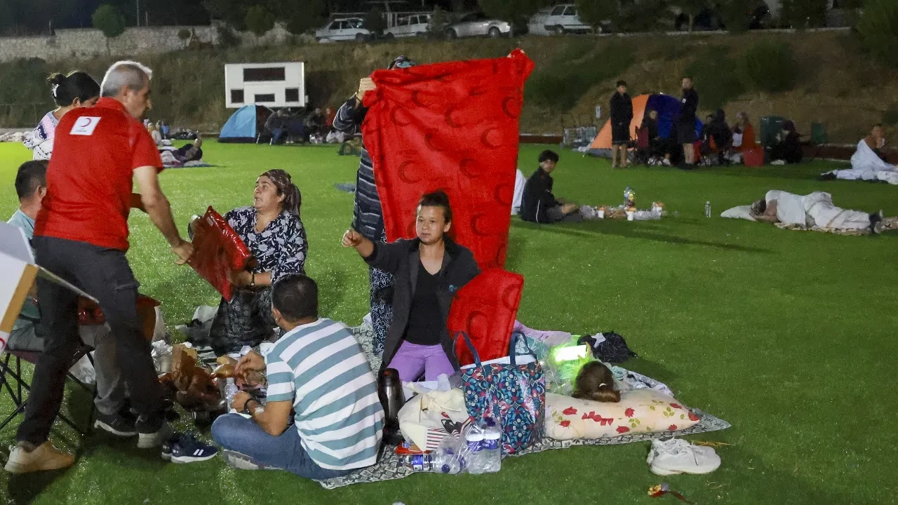 Balıkesir'de depremler durmuyor! Bölge beşik gibi: İkinci geceyi de dışarda geçirdiler 