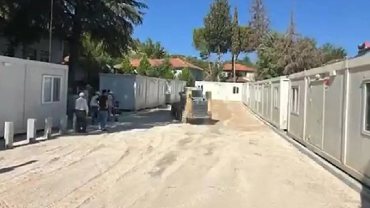 Depremden etkilenen Sındırgı'ya konteynerler kuruldu
