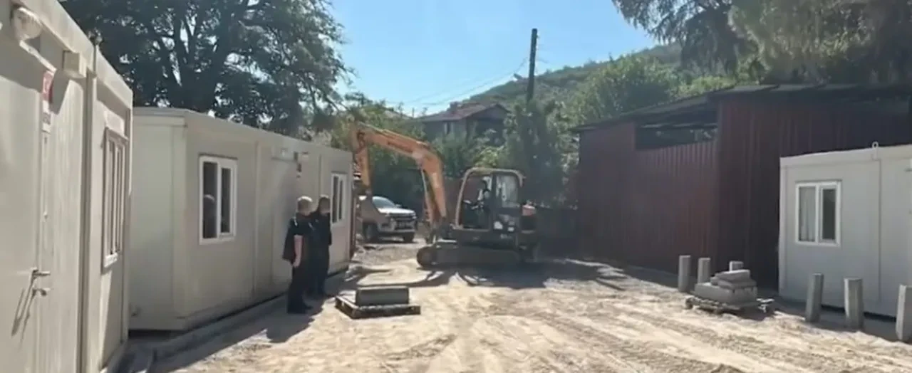 Depremden etkilenen Sındırgı'ya konteynerler kuruldu