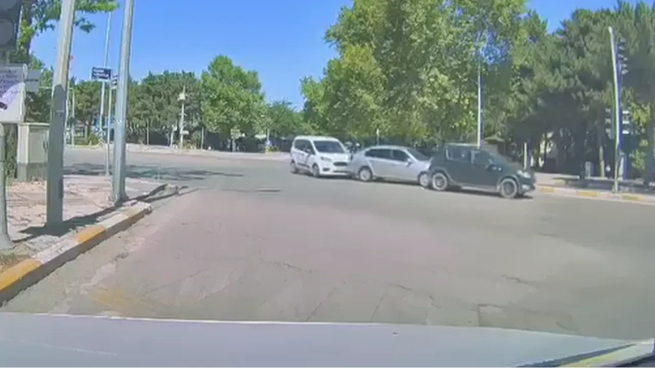 Elazığ’da zincirleme kaza kamerada